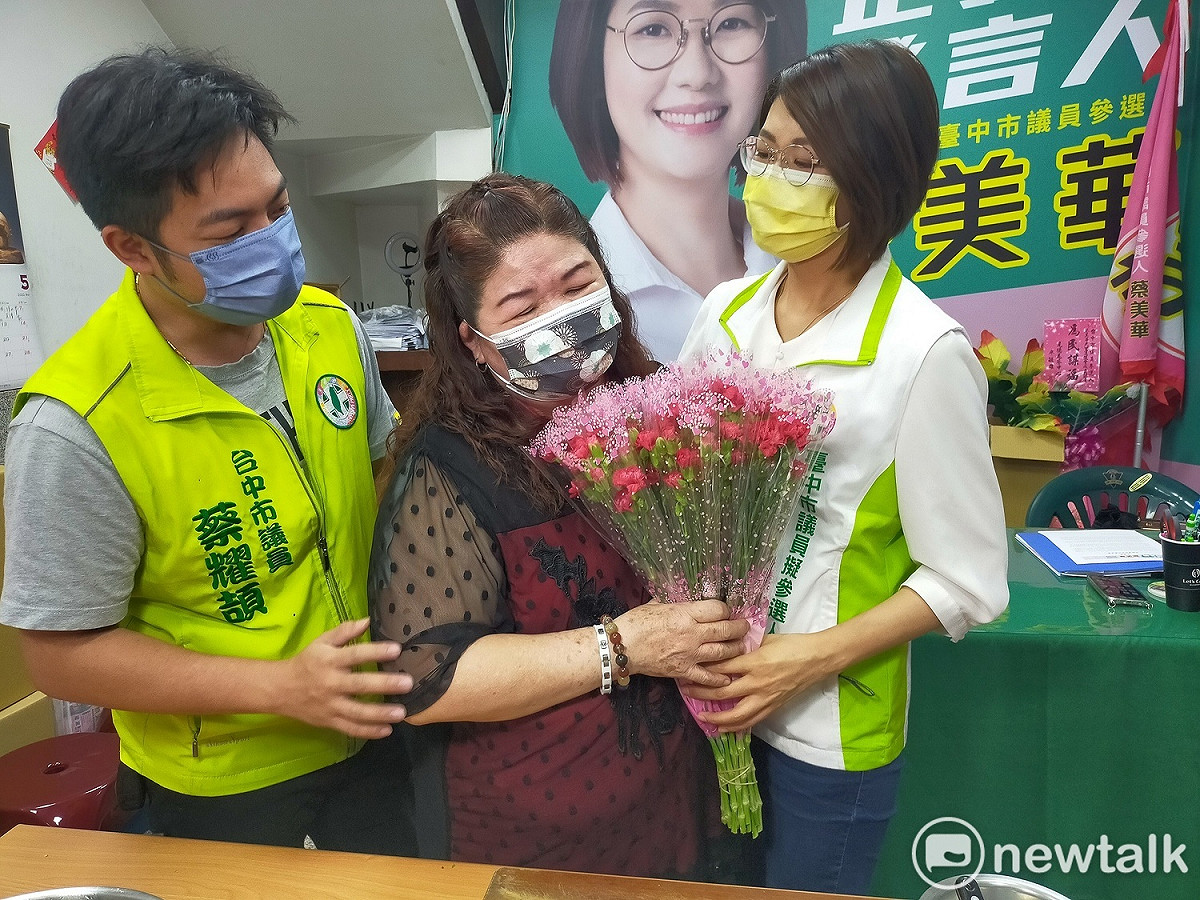 蔡美華獻花給媽媽，讓蔡媽媽感動落淚。 圖：唐復年/攝