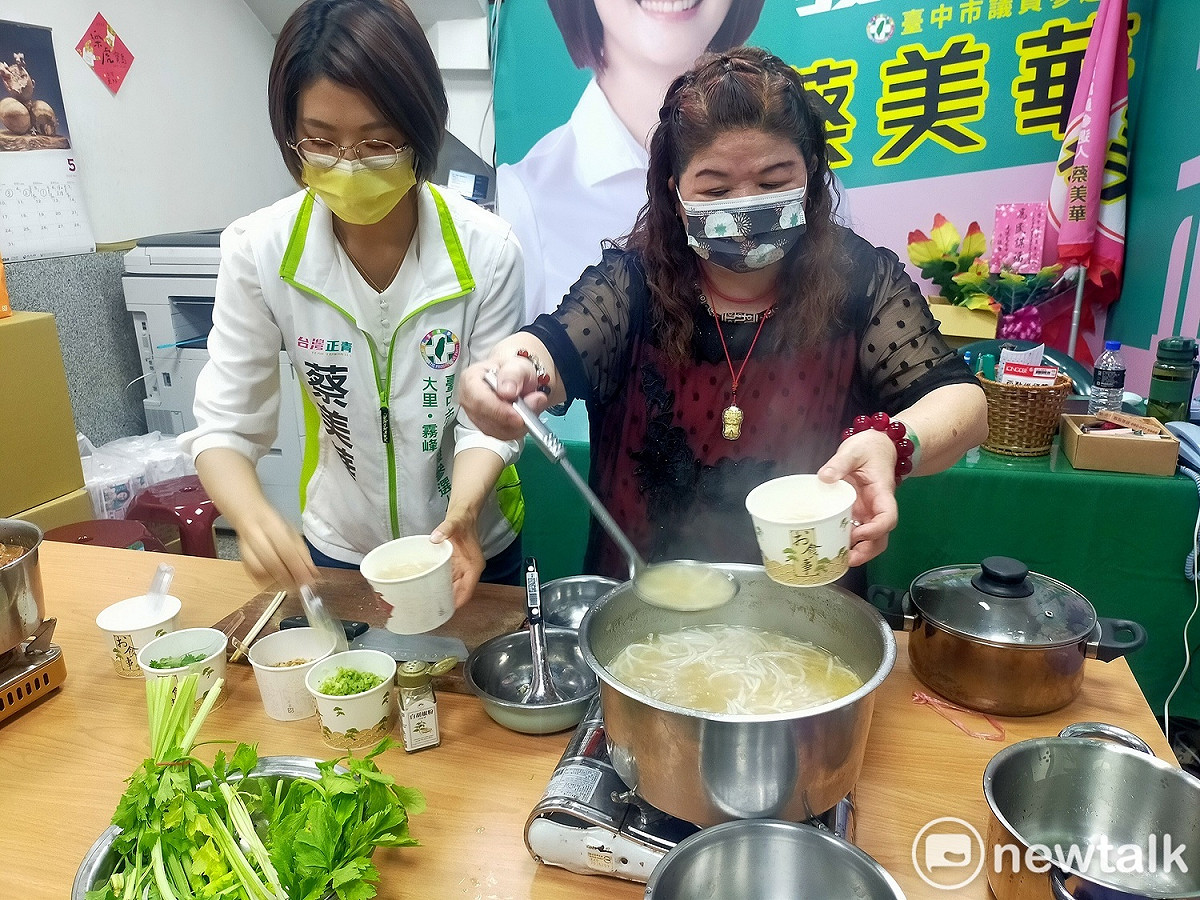蔡媽媽舀米粉湯，蔡美華在一旁幫忙加料。 圖：唐復年/攝