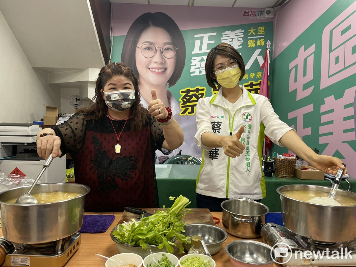 蔡媽媽親自煮米粉湯慰勞幹部。 圖：唐復年/攝