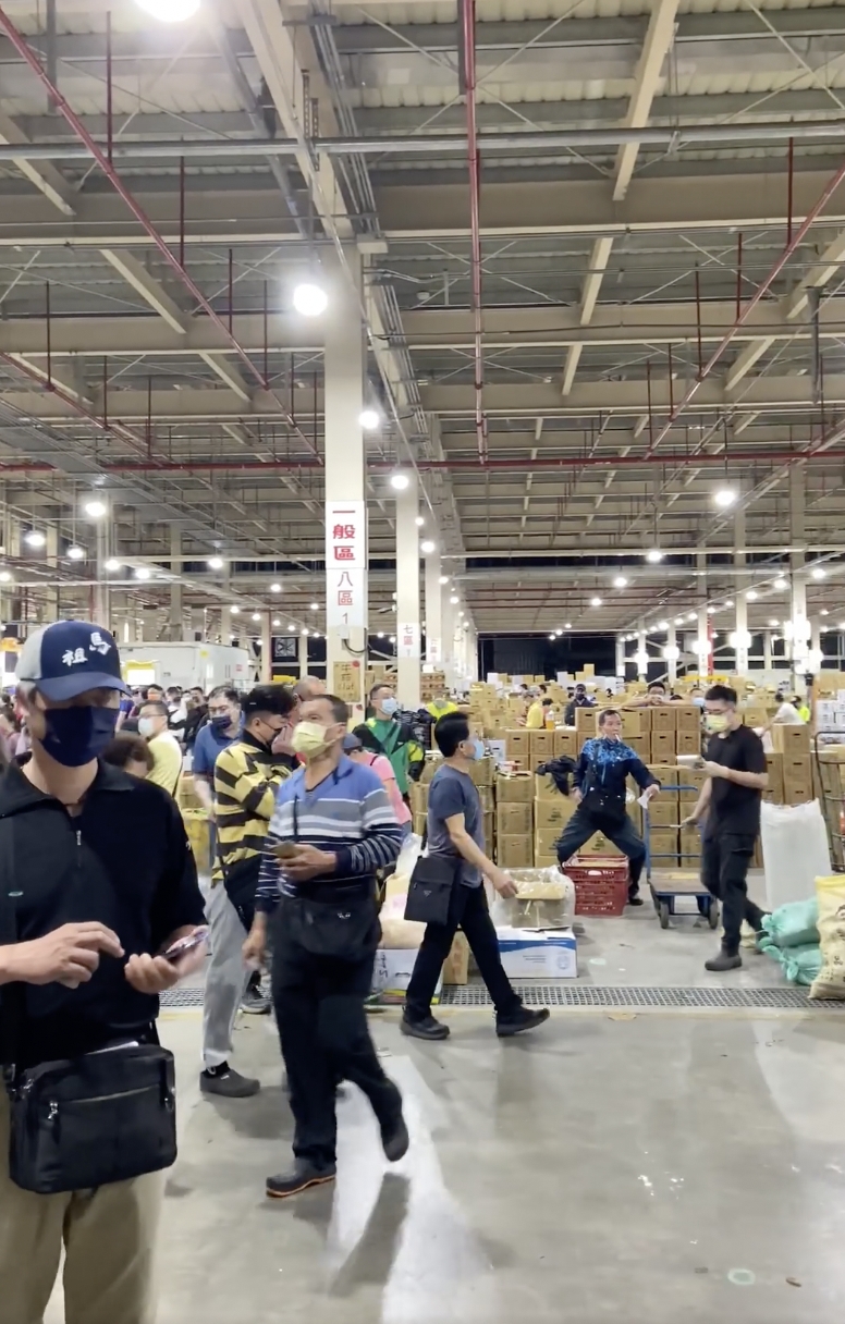 陳吉仲與黃珊珊兩人決議自今晚起，北農一市所有人員皆需快篩陰後方可進入。據網友提供之影片上內容，北農拍賣員工1人得負責3至4樣的菜種，並於群聚爆發後仍舊熙來人往的市場內工作。 圖：截自臉書王鶯鶯