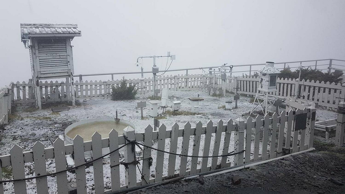 今（2日）在東北季風以及華南雲系共同影響，全台天氣濕涼，低溫加上水氣配合下，玉山也在今下午降起 5 月雪 圖：中央氣象局/提供(資料照)