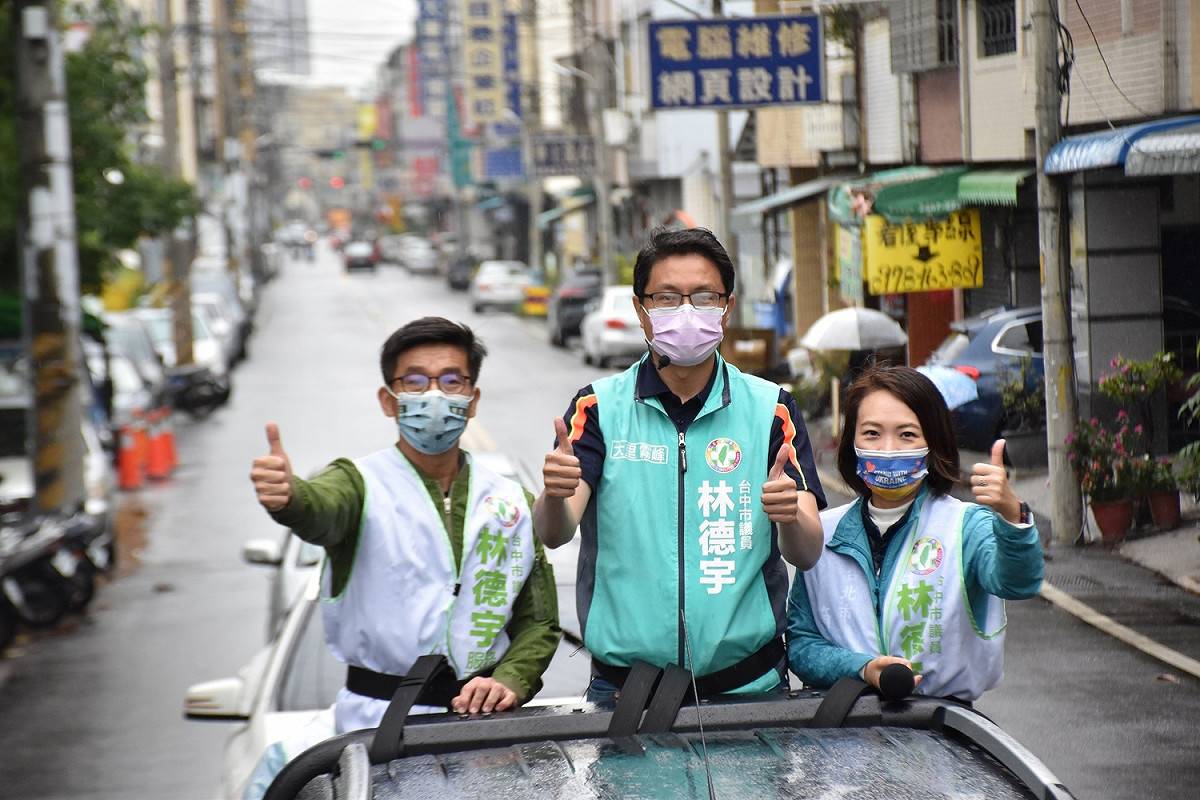 鍾佳濱（左）與簡舒培（右）為林德宇（中）站台輔選。 圖：林德宇/提供