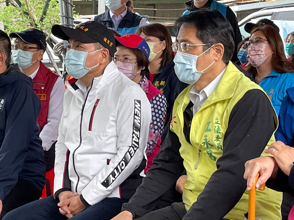 新北市水利局推動「瓦磘溝河道水質及景觀改善工程」，侯友宜上午前往視察，大力協助及爭取經費的立委江永昌全程參與。 圖：江永昌服務處提供