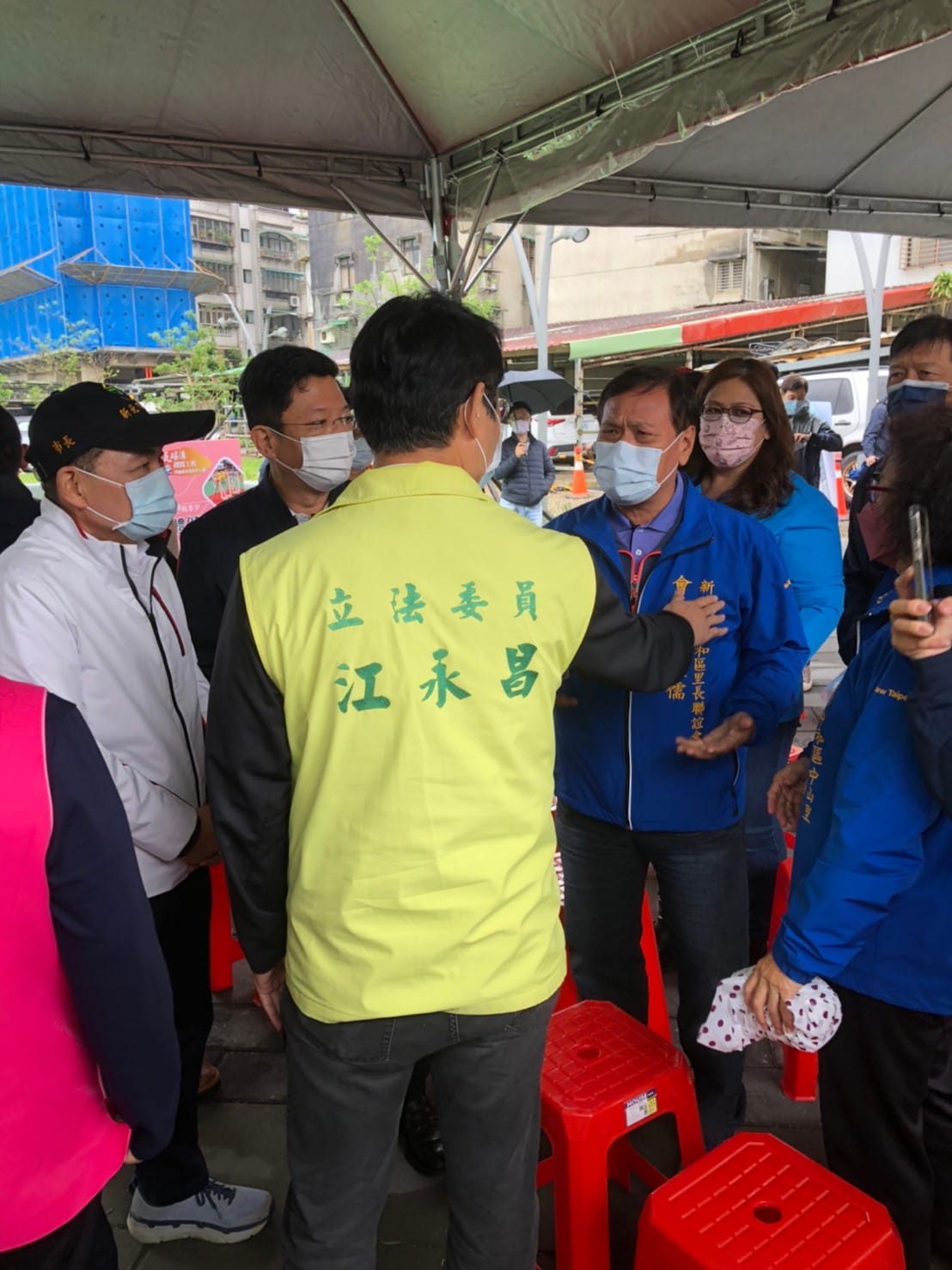 新北市府上午會勘「瓦磘溝河道水質及景觀改善工程」，大力協助該工程的立委江永昌（背對者）、市議員金瑞龍（左二）等人全程參與。 圖：江永昌服務處提供