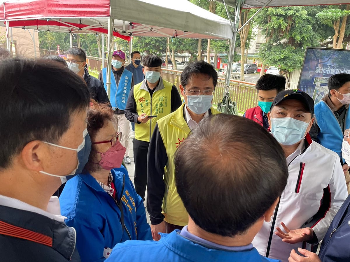 侯友宜視察「瓦磘溝河道水質及景觀改善工程」，與全程參與的立委江永昌等民代與居民及里長意見交換。 圖：江永昌服務處提供