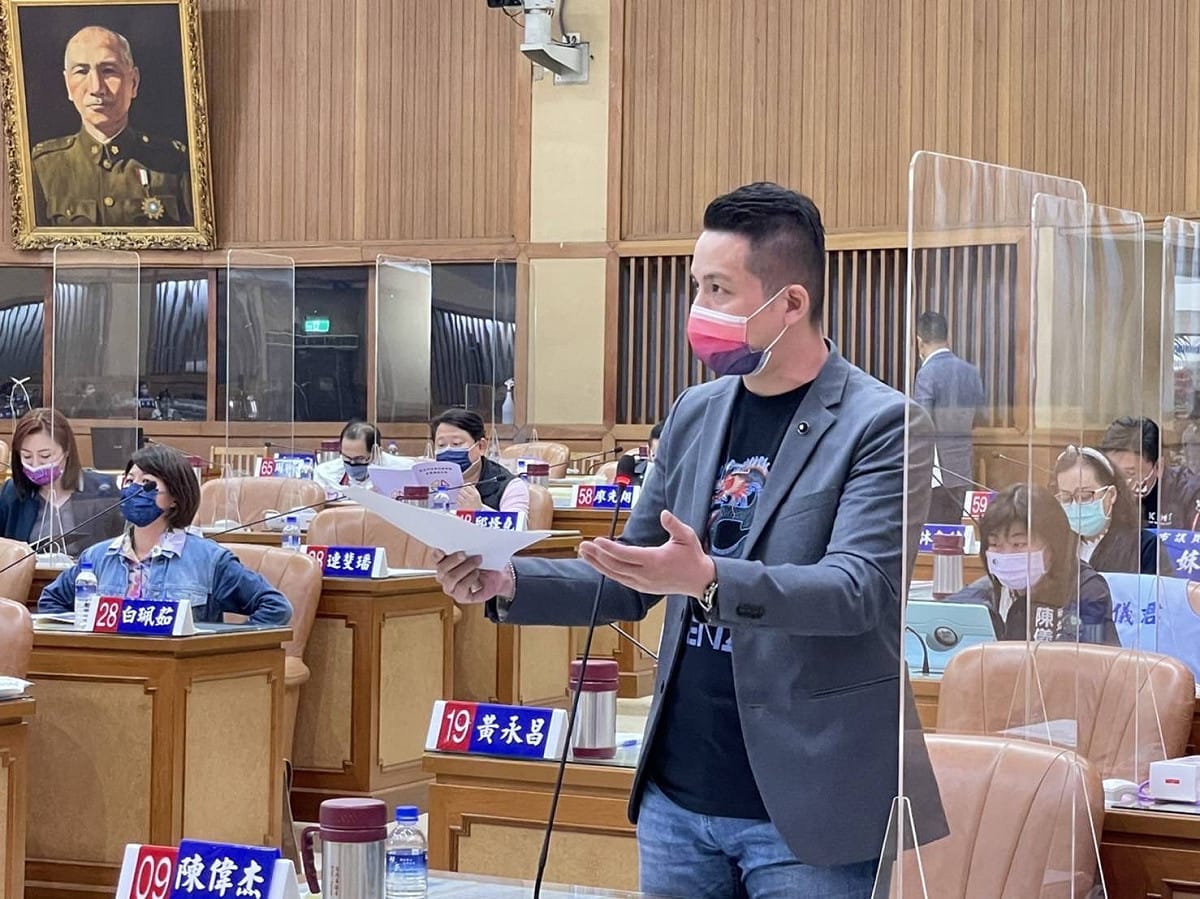 新北市議員陳偉杰在市議會質詢。 圖：市議員陳偉杰提供