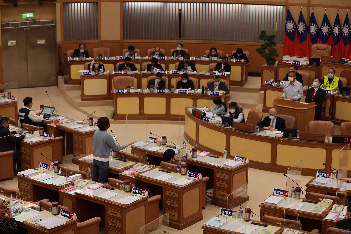 江怡臻質詢交通局長鍾鳴時、警察局長黃宗仁。 圖：翻攝新北市議會影像