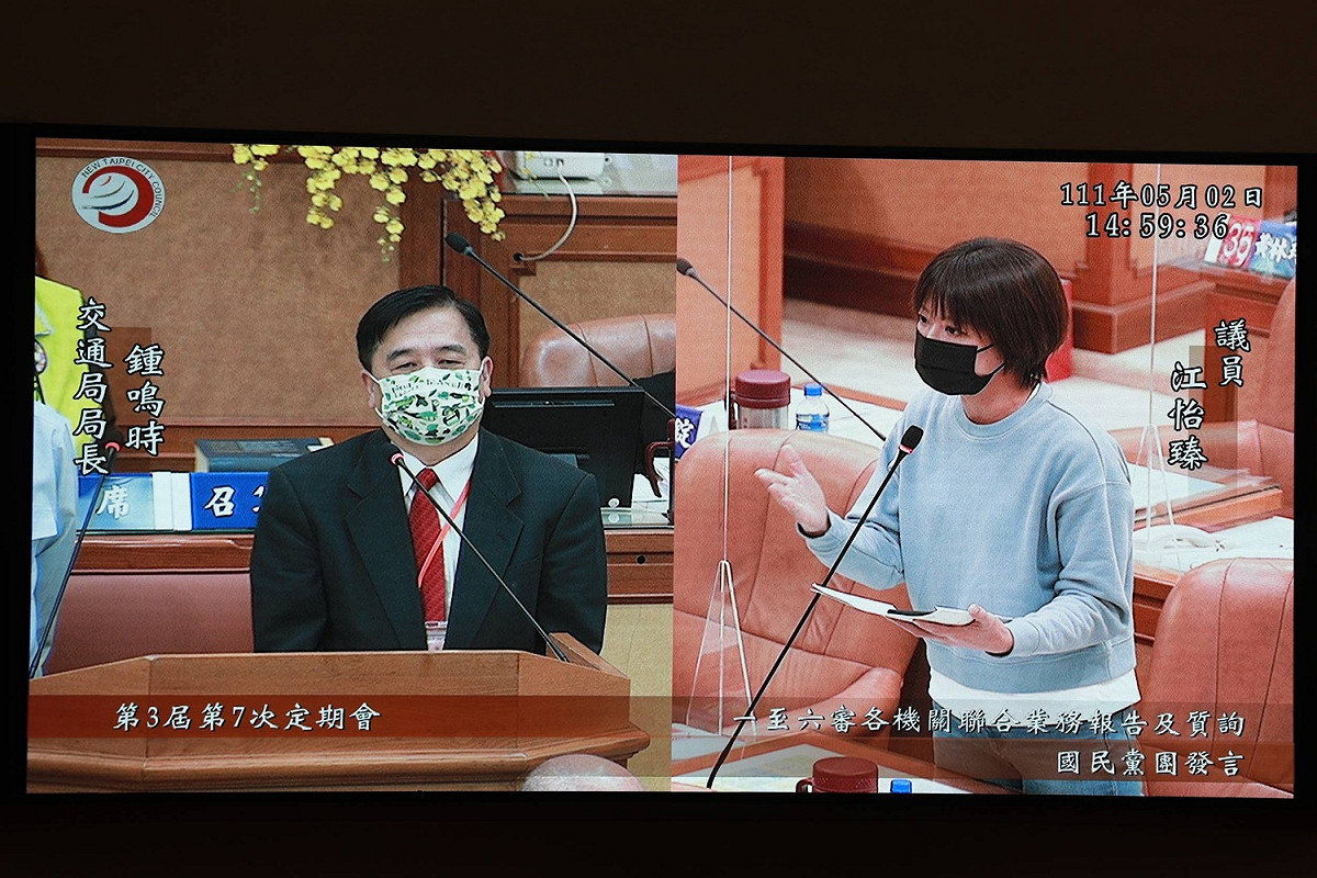 江怡臻質詢交通局長鍾鳴時。 圖：翻攝新北市議會影像