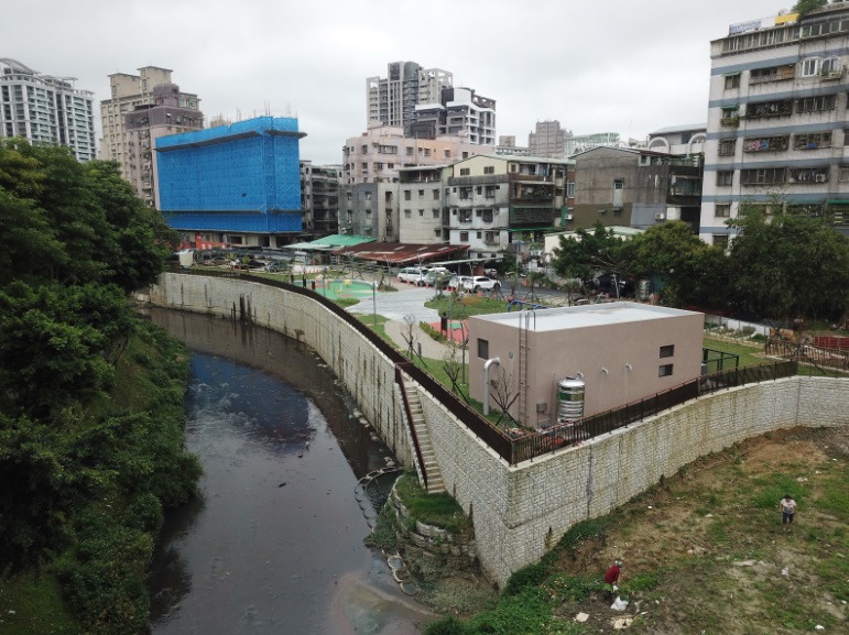 保留原有青蛙棲息地增設青蛙池觀察平台。 圖：新北市水利局提供