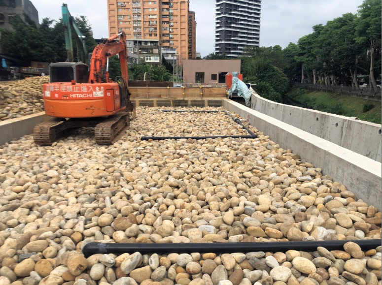 瓦磘溝礫間曝氣槽卵礫石回填完成。 圖：新北市水利局提供