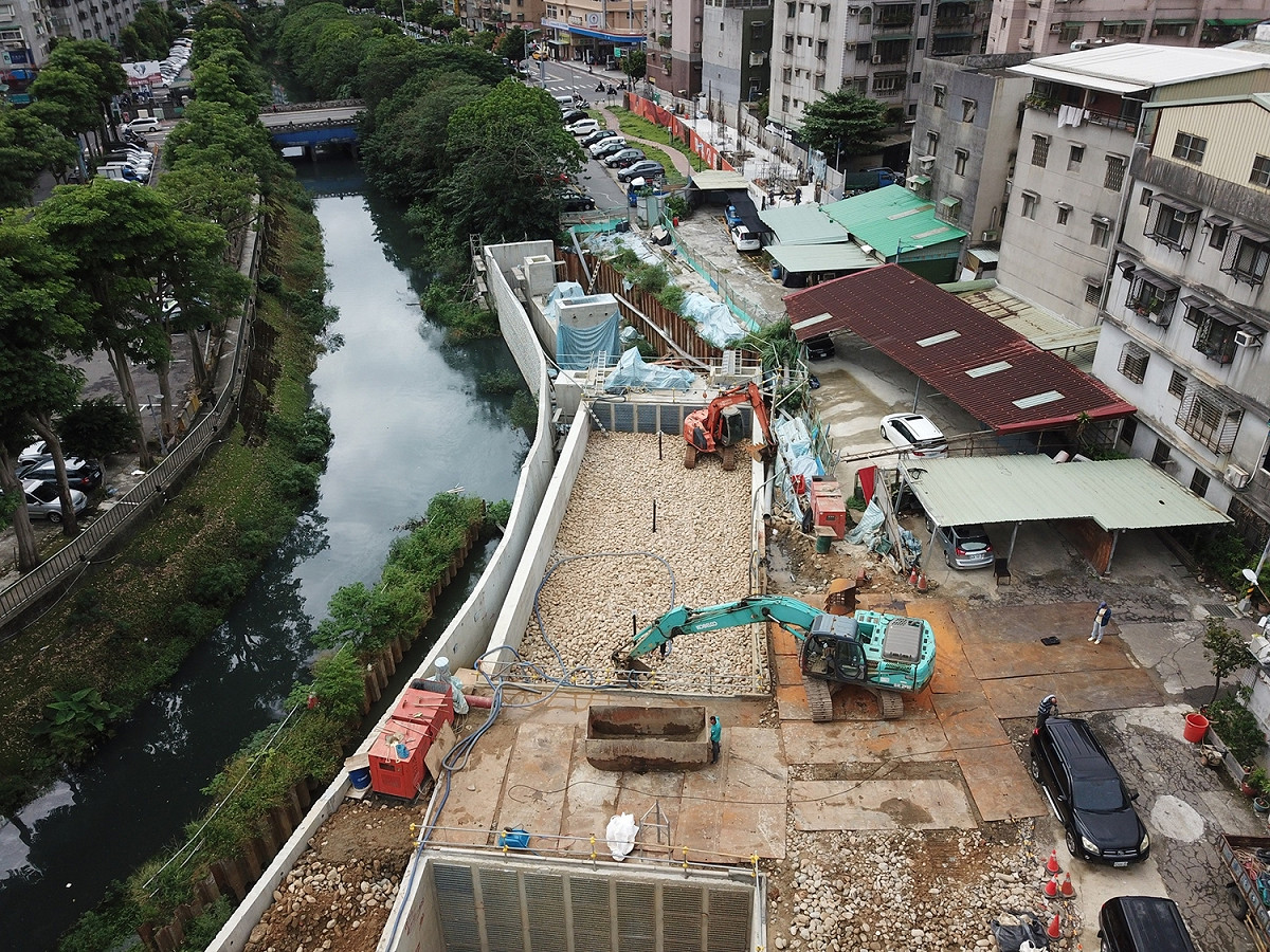 瓦磘溝礫間曝氣槽施工中正在回填卵礫石。 圖：新北市水利局提供