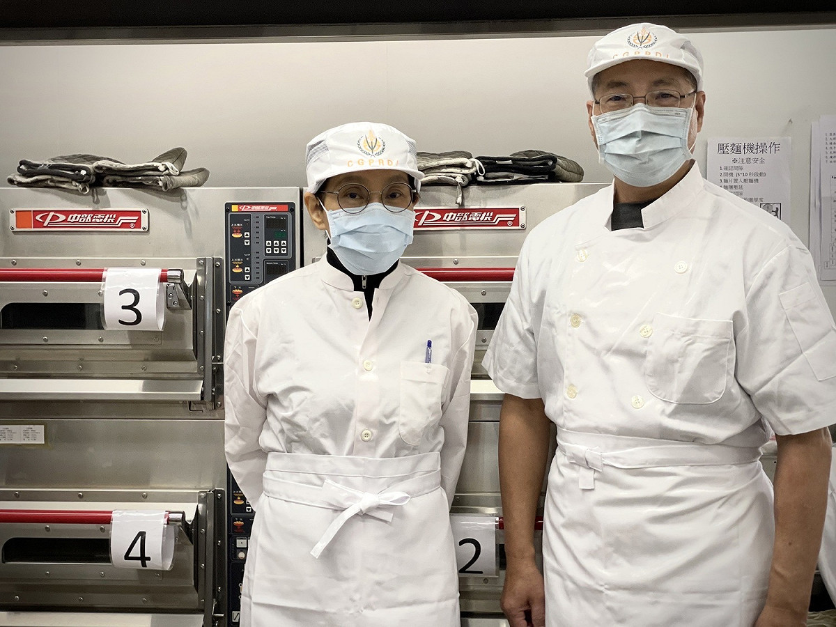 參訓學員徐萍萍（左）、鍾鴻耀（右）將藉5週集訓課，學習中式麵食和台灣傳統小吃等製作技巧。 圖：新北市職訓中心提供
