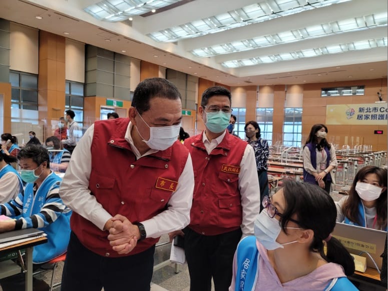 侯友宜關心第一線接聽人員。 圖：新北市民政局提供