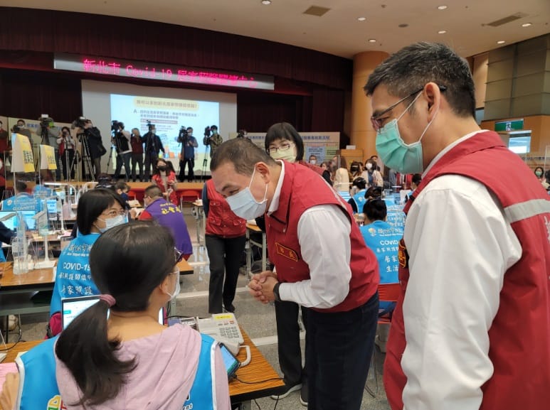侯友宜關心第一線接聽人員及民眾反映事項。 圖：新北市民政局提供