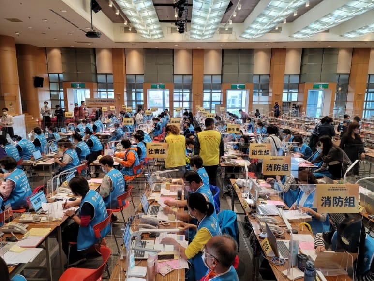 新北市COVID-19居家照護關懷中心話務服務擴增至100線。 圖：新北市民政局提供