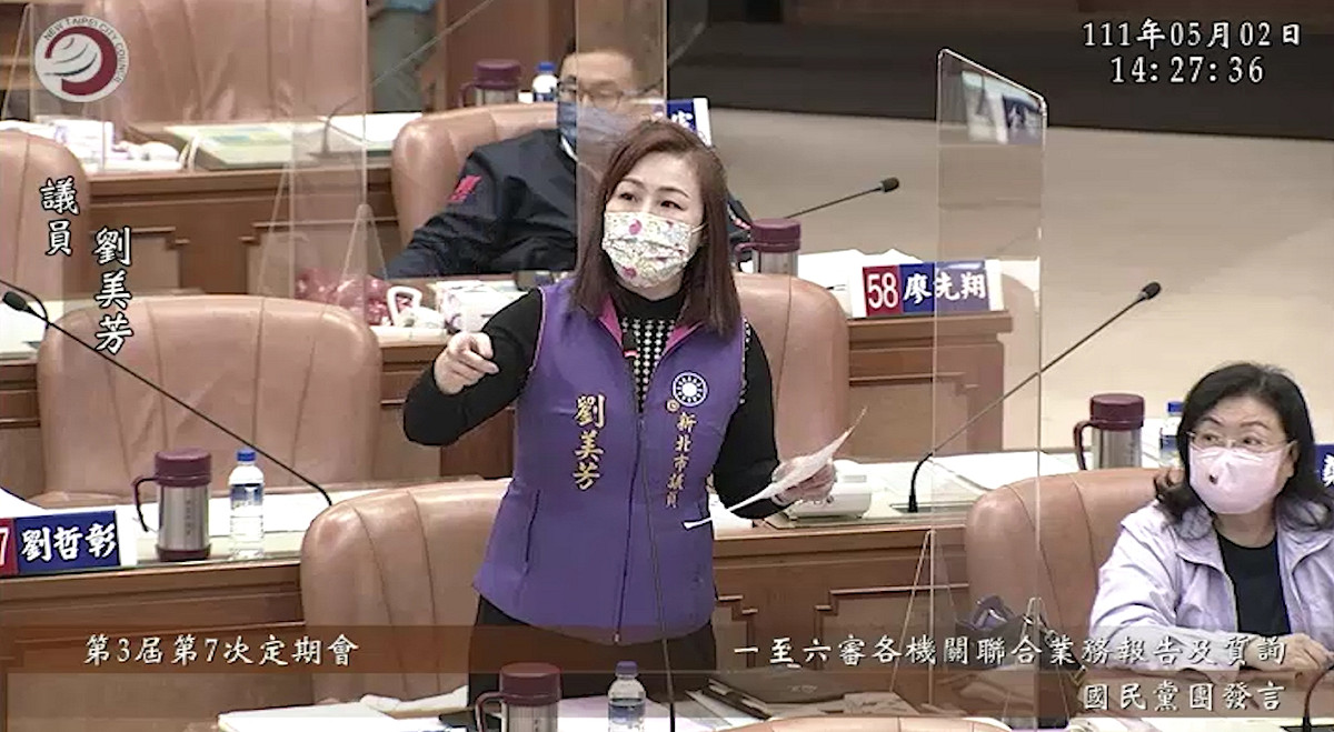 新北市議員劉美芳在市議會質詢。 圖﹕翻攝新北市議會影像