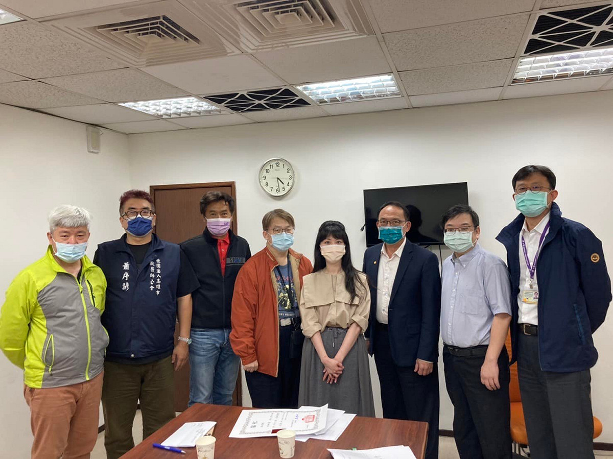 質疑「獸醫違法用藥」事件炎上，高嘉瑜在昨日緊急與防檢局以及藥師公會等團體召開協調會處理。 圖:高嘉瑜臉書