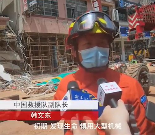 中國救援隊副隊長韓文東表示，救援初期主要以生命探測器來確認受困人員位置再行動，不會貿然使用大型機具。 圖：擷取自騰訊網