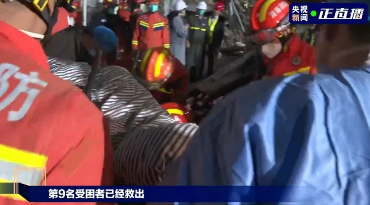 長沙發生自建房倒塌意外，救出第 9 名被困者。 圖：擷取自央視