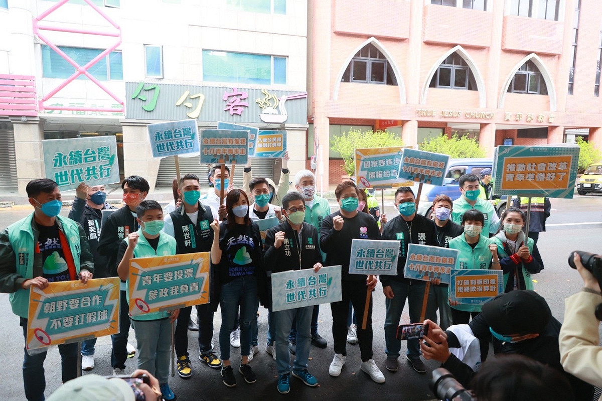 民眾黨今啟動「十八青年動起來，我是國家的未來」挺18歲公民權齊步走活動。 圖：民眾黨 / 提供