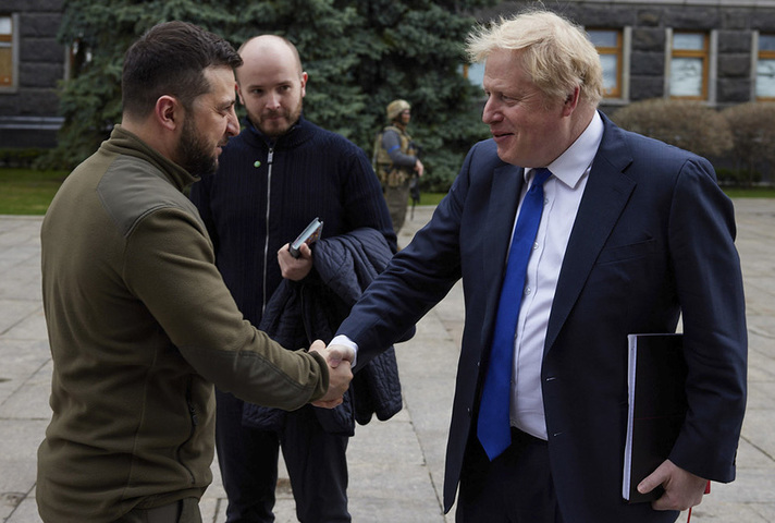 英國首相強生5月3日將向烏克蘭國會發表視訊演說，並宣布再軍援烏克蘭3億英鎊。（圖為強生4月初訪問基輔） 圖：取自英國首相辦公室官網（資料照）