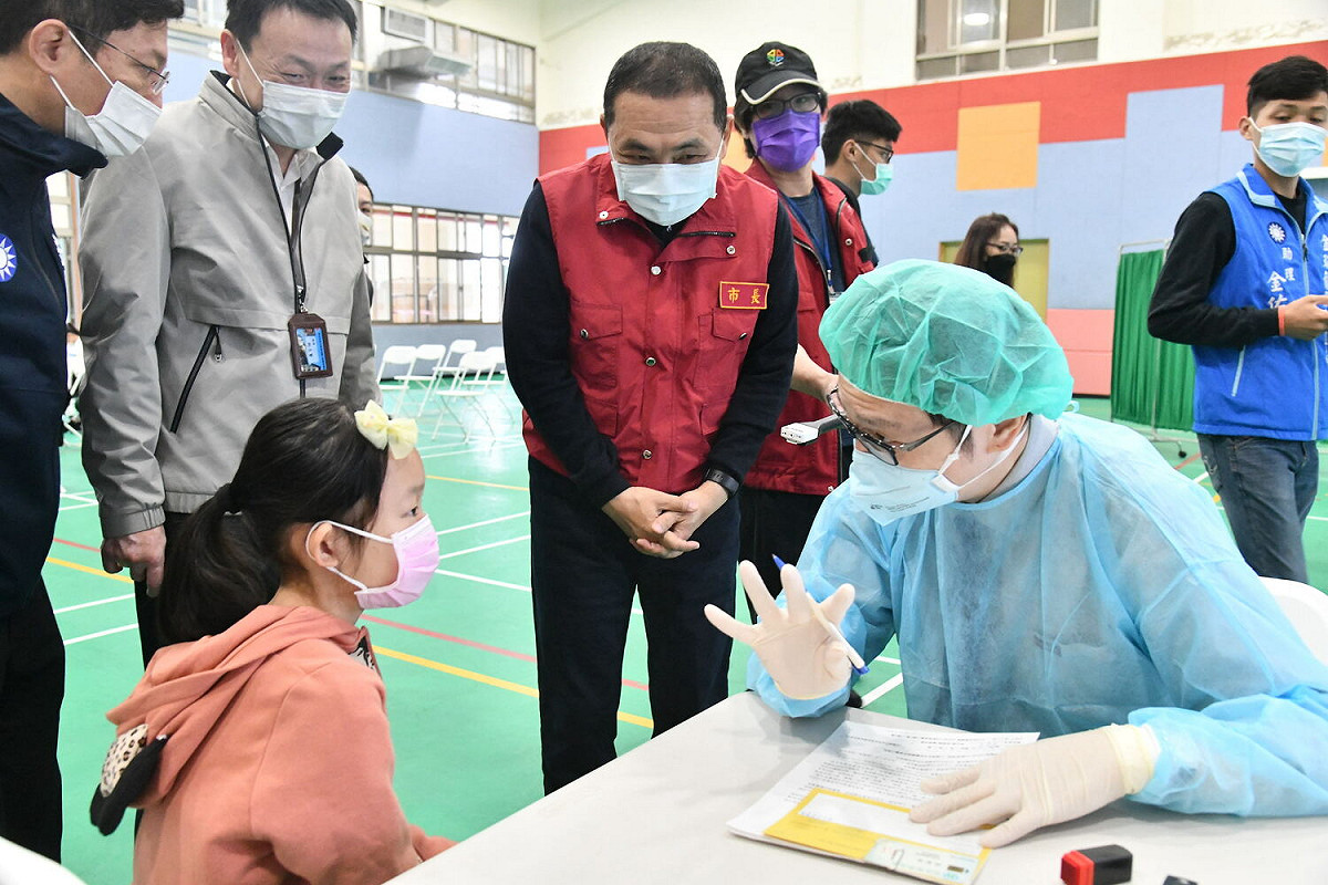 侯友宜視察頂溪國小學童接種莫德納疫苗情形。 圖：新北市政府/提供