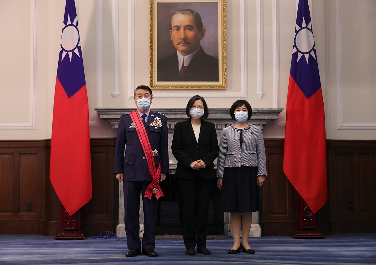 總統蔡英文頒發卸任空軍司令熊厚基（左）「三等寶鼎勳章」。 圖：總統府提供