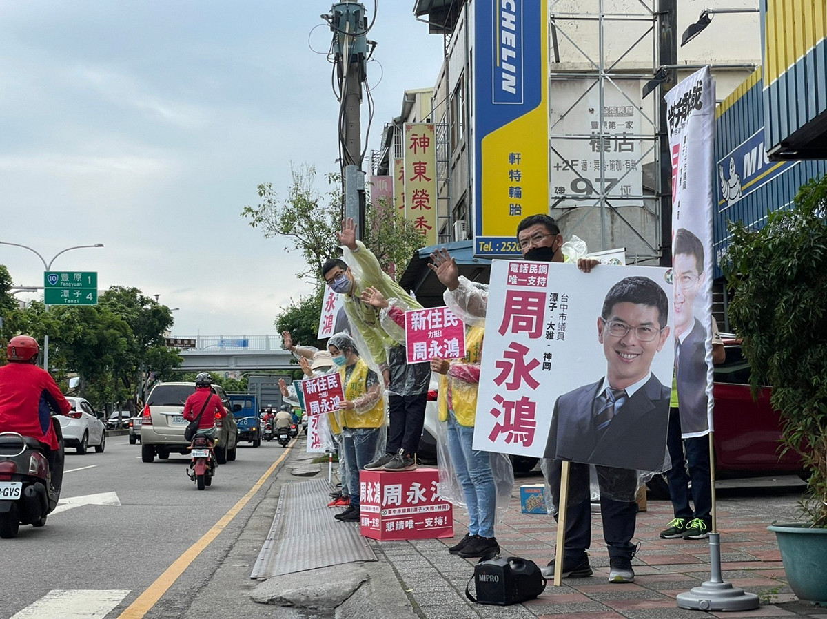 周永鴻獲得「東協好聲音」支持，3位新住民獻聲為他拉票，還陪同站街頭。 周永鴻/提供