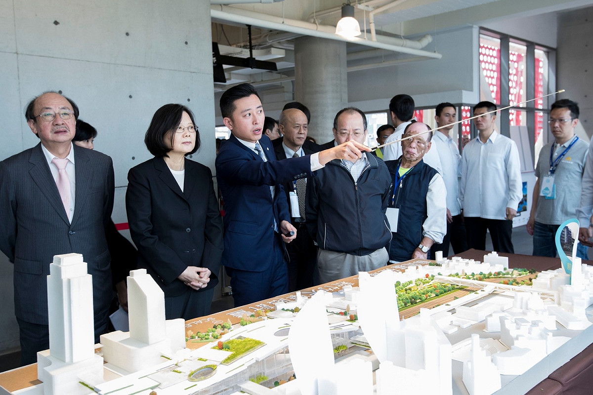 新竹市長林智堅向總統蔡英文報告大車站計畫。 圖：新竹市政府提供（資料照）