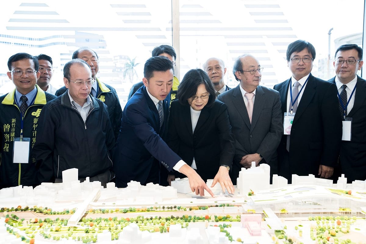 新竹市長林智堅向總統蔡英文報告大車站計畫。 圖：新竹市政府提供（資料照）