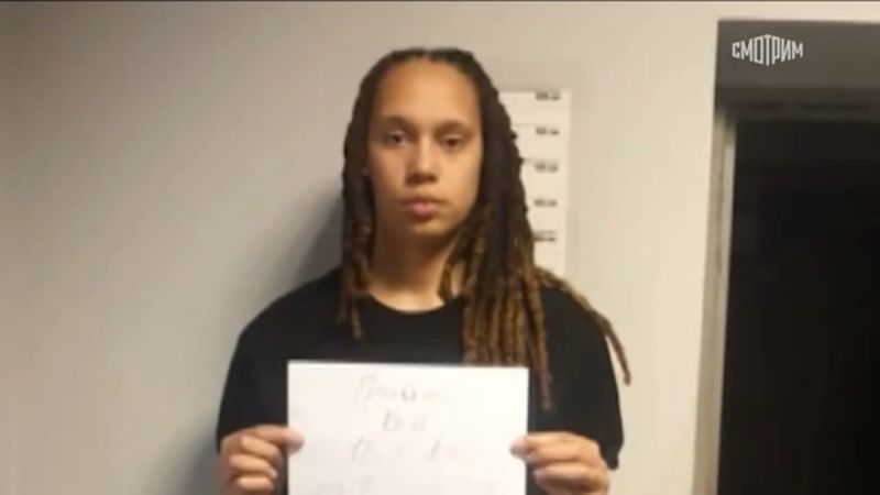 3月初俄羅斯媒體公布布蘭妮．格林納（Brittney Griner）被捕的照片。 圖 : 翻攝自俄羅斯國家電視台