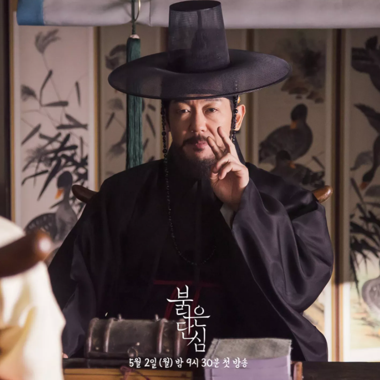 許成泰在新劇《紅丹心》中飾演兵曹判書，有別於以往的反派角色。 圖：翻攝自IG/heosungtae