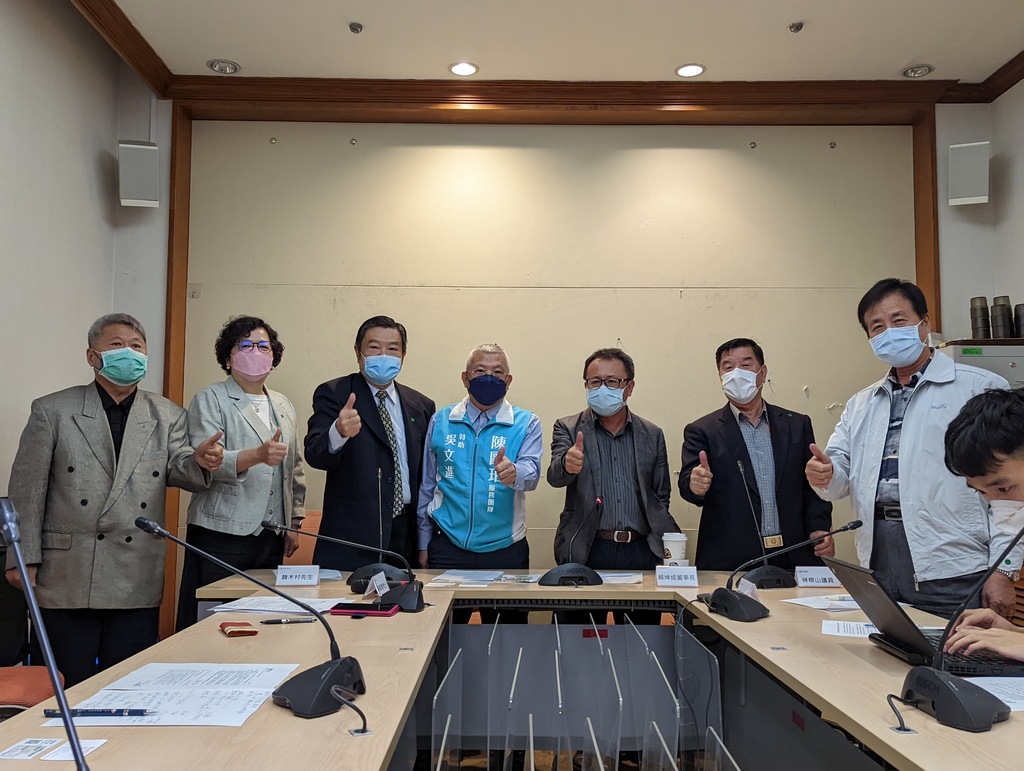 民進黨立委陳歐珀國會辦公室與台東縣前立委賴坤成等人召開「與那國島直航大聯盟」成立記者會。 圖：陳歐珀國會辦公室提供