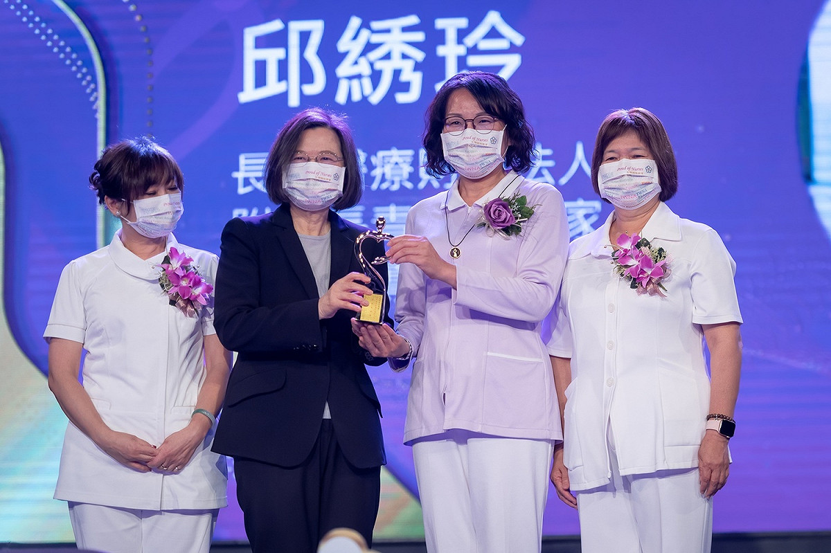 總統蔡英文3日頒發「護理典範獎」 圖：總統府/提供
