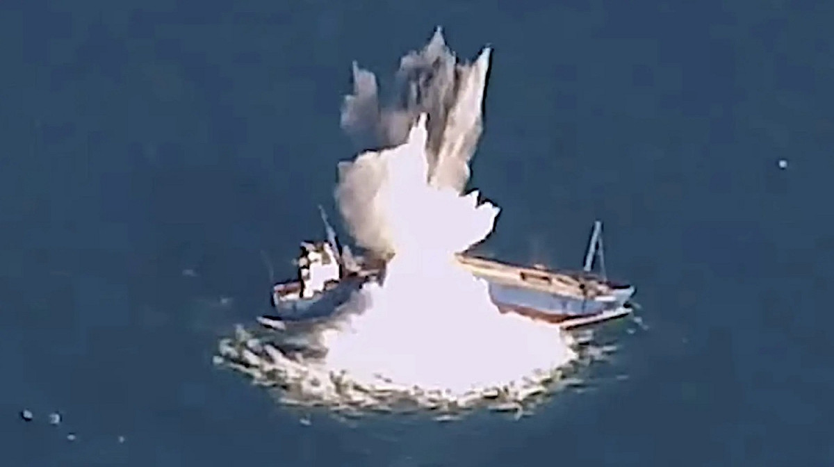 美國空軍使用經過改進2000磅級GBU-31/B「聯合直接攻擊彈藥」(Joint Direct Attack Munition，JDAM)，在墨西哥灣將一艘「全尺寸水面艦艇」實驗舊貨船炸成兩截。 圖：截取YouTube/AFResearchLab頻道