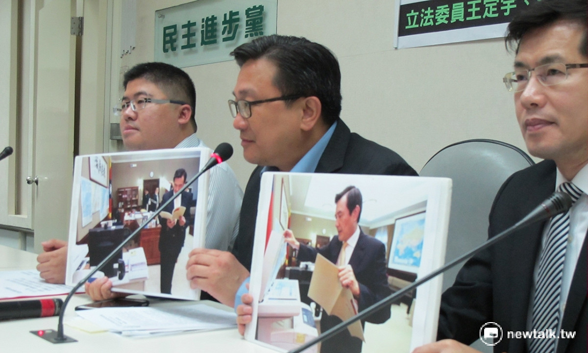 民進黨立委蔡易餘、王定宇、羅致政（由左至右）等人8日指控前總統馬英九搬走若干箱機密公文。 圖：林朝億/攝