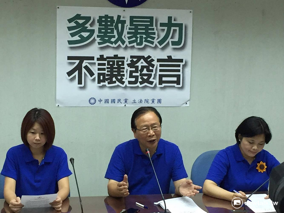 立法院內政委員會8日進行《不當黨產處理條例》議事錄確認，不過卻上演搶麥克風的火爆衝突。國民黨黨團書記者林德福回應，麥克風在那邊搶來搶去受傷，難道要我負責？ 圖：鄭佑漢/攝