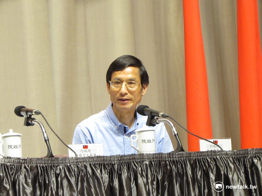 年金改革委員會副召集人林萬億8日強調，只要2017年5月19日晚上以前無法將有共識的年金改革草案送入立法院，他就走人。 圖：邱珮文/攝