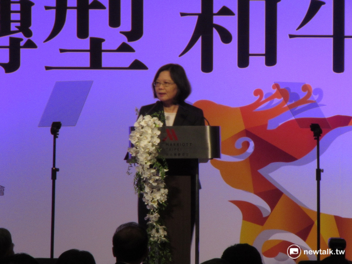 總統蔡英文8日出席任內首次台商端午聯誼活動，她澄清新南向政策與兩岸經貿彼此不衝突，並向台商招手希望回台投資。 圖：邱珮文/攝