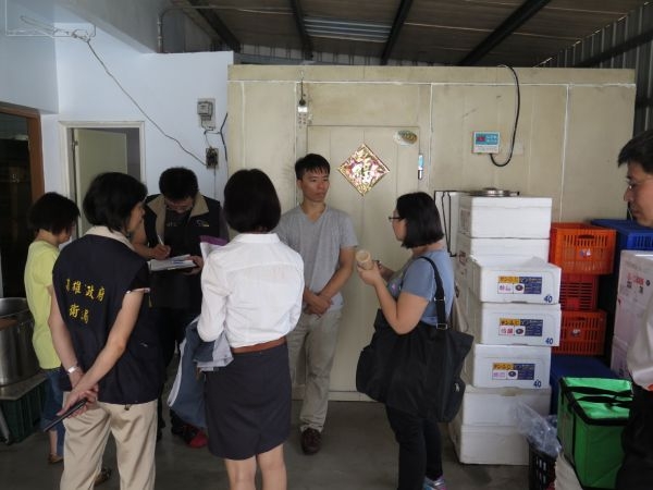 福知奶茶的濃茶拿鐵生菌數20萬超過標準（200 CFU/ml以下）的1000倍，另檢出大腸桿菌群，且己廠製作環境髒亂，高雄市衛生局8日再前往工廠稽查，要求工廠暫停出貨。 圖：高雄市衛生局提供