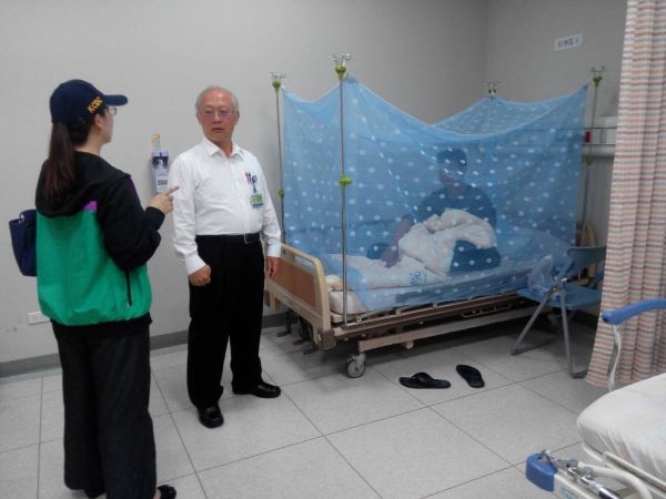 感染茲卡病毒的印尼籍漁工被安置醫院診治，目前仍有腹瀉、腹痛症狀，高雄市衛生局己將繼續留置醫院觀察至13日，直至脫離病毒血症期為止。 圖：高雄市衛生局提供