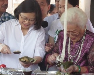 總統蔡英文9日上午前往新北市貢寮包粽，與當地銀髮長輩們歡度端午節。 圖：翻攝自網路