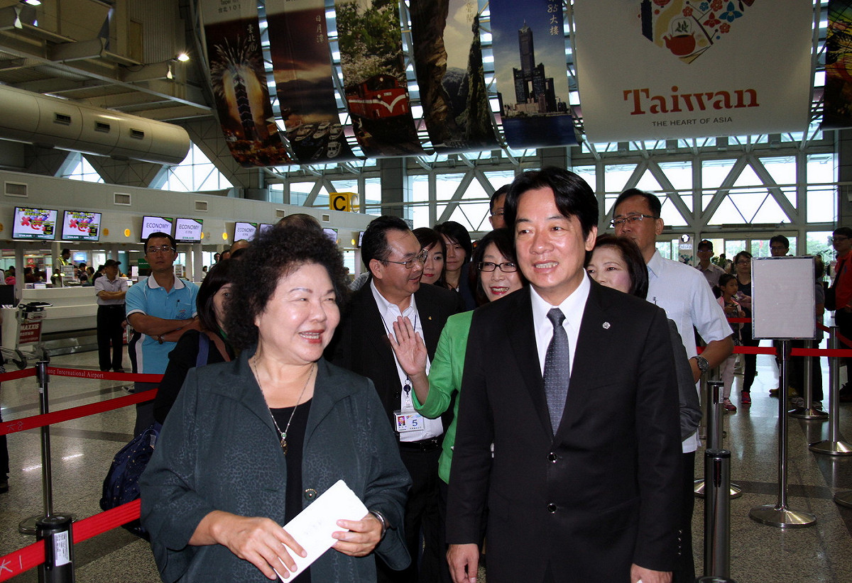 高雄市長陳菊與台南市長賴清德10日共組加油團，搭乘因熊本地震停飛的高雄-熊本復航班機，為兩地恢復觀光交流應援。 圖：高雄市政府提供