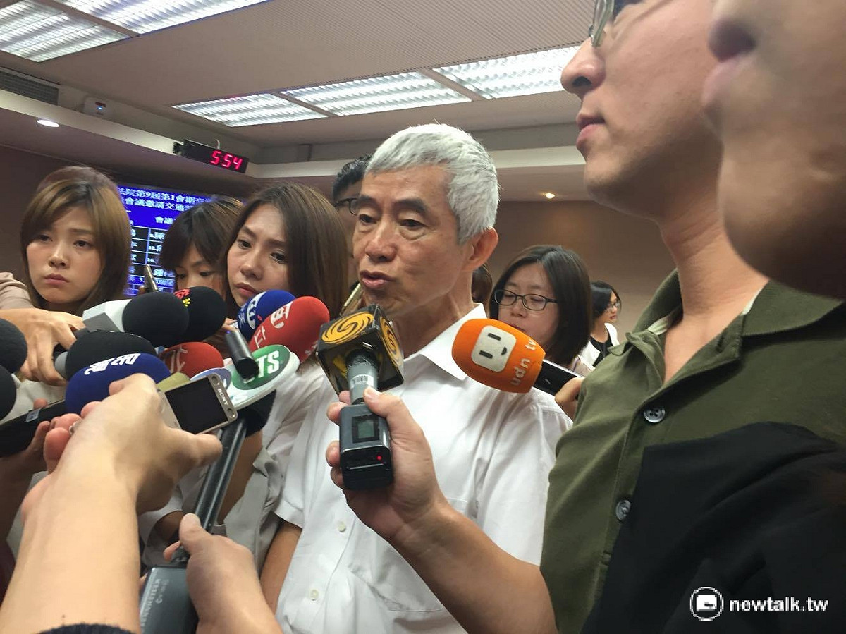 針對今年端午節以降低夜間肇事率為由，取消國道夜間免收費機制成效不彰，交通部長賀陳旦13日回應，不論是夜間民眾精神狀態、夜間下大雨等狀況，都會讓肇事率提高，但交通部的立場，「減少肇事率目標不變」。 圖：鄭佑漢/攝
