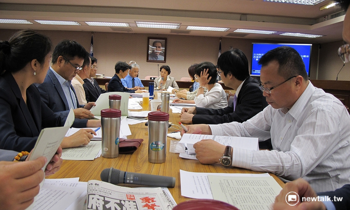 立法院內政委員會13日下午審議陸配身份證年限時，會議陷入停擺。 圖：林朝億/攝