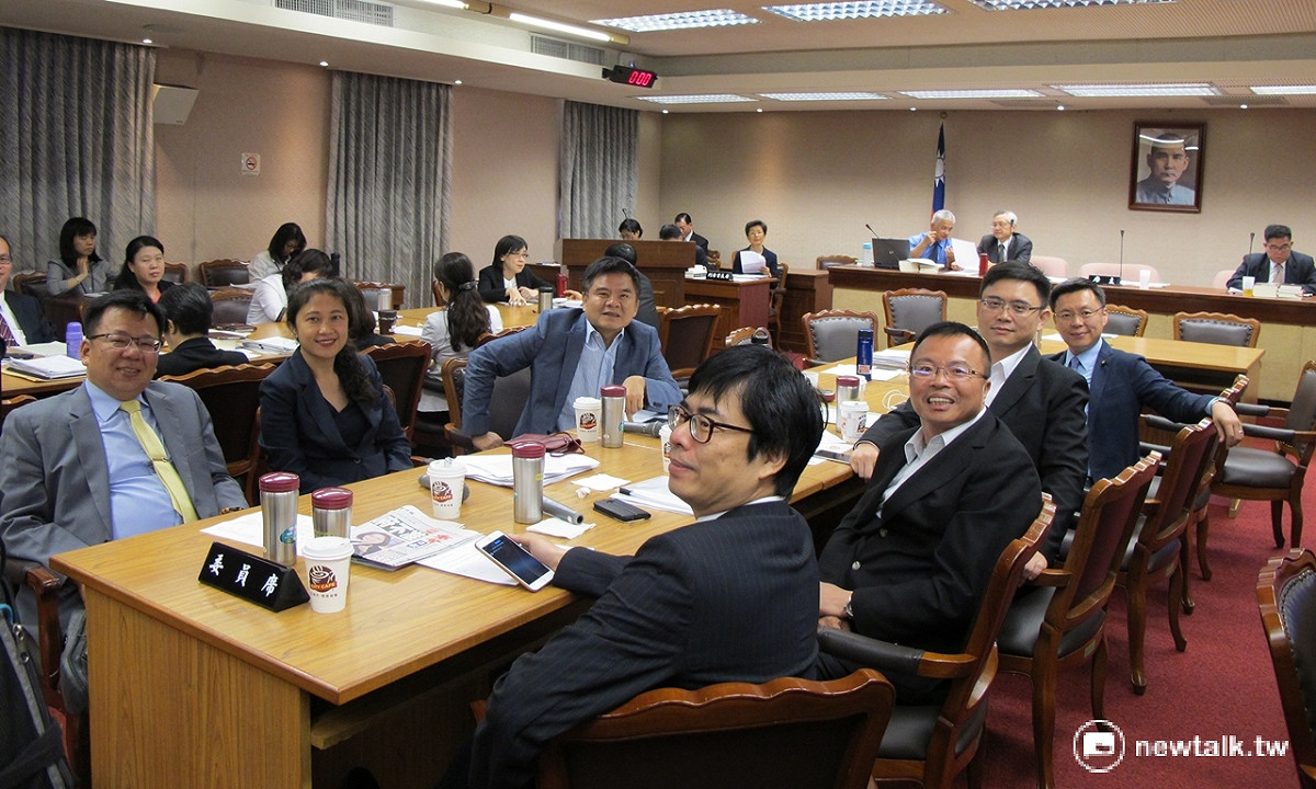 民進黨立委在會議主席黃昭順宣布「再休息」後，苦中做樂，拍照自娛。 圖：林朝億/攝