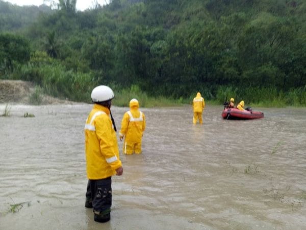 高雄甲仙溪溪水暴漲，69歲婦人出門巡視位於楠梓仙溪橋下附近香的蕉園時，不慎被湍急的溪水沖走，警消目前仍在搜救中。      圖：高雄市消防局提供