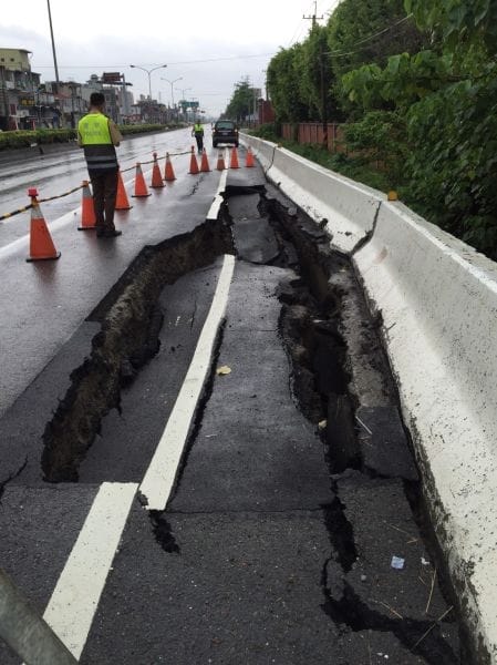 省道台1線高雄路竹段南下慢車道路基被掏空，路面塌陷1.5公尺深，長約14公尺、寬2公尺坑洞。                         圖：高雄湖內分局提供