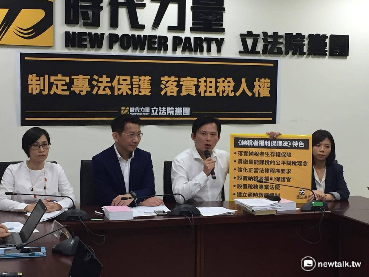 時代力量14召開記者會，黨團總召徐永明（左二）表示，將提出將制定《納稅者權利保護法》，落實納稅人保護思維及賦稅人權。 圖：鄭佑漢/攝