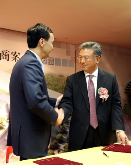 民視總經理陳剛信（右）傳出已於14日正式提出書面辭呈。 圖：中央社資料照片